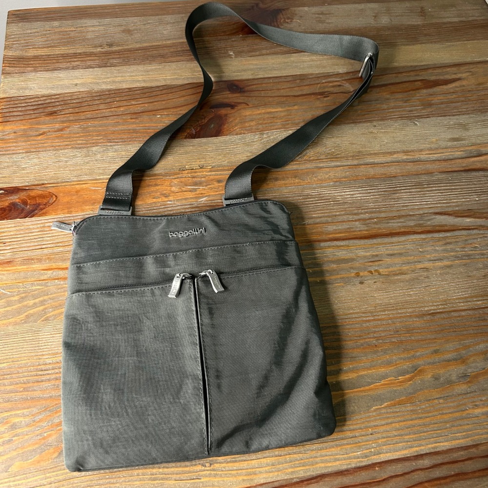 Baggallini Pocket Crossbody Bag Charcoal Gray Nylon Travel Purse with Wristlet‎
